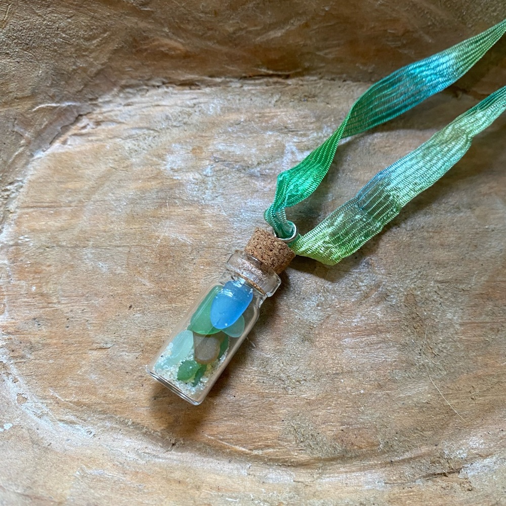 NWOT Artisan Handcrafted Green and Blue Sea Glass Pendant Jewelry - Picture 9 of 10